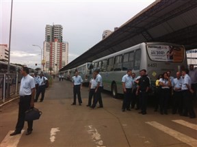 Sindicato realiza assembleia no terminal urbano de Maringá para explicar situação aos motoristas da TCCC